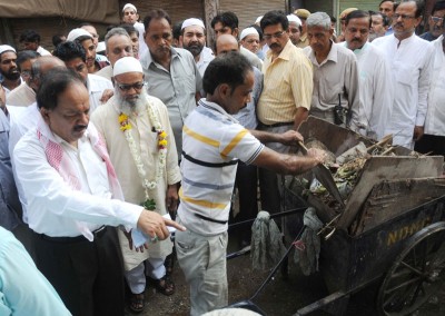 Harsh Vardhan leads cleanliness drive in Turkman Gate area  